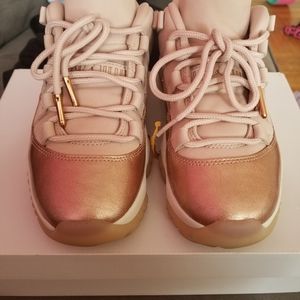 Jordan retro 11 Rose Gold sz 5w